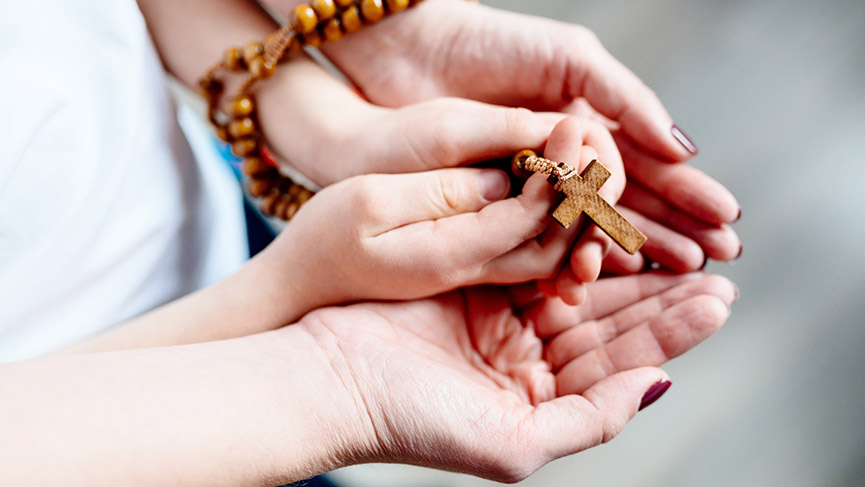 Une mère et son enfant prient le rosaire ensemble