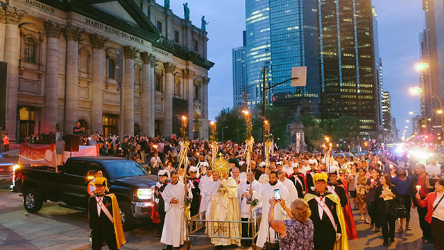 Des milliers de fidèles en procession dans les rues de Montréal pour la Fête-Dieu à Montréal