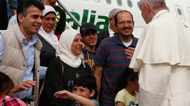 En visite à Lesbos, le pape ramène 12 réfugiés au Vatican