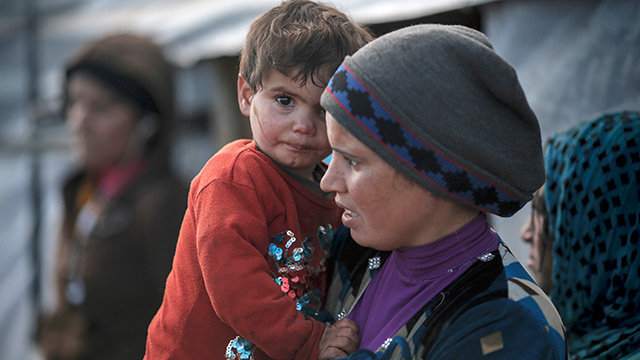 Une jeune mère Syirenne avec son fils de 2 ans dans un camp de réfugié au Liban.