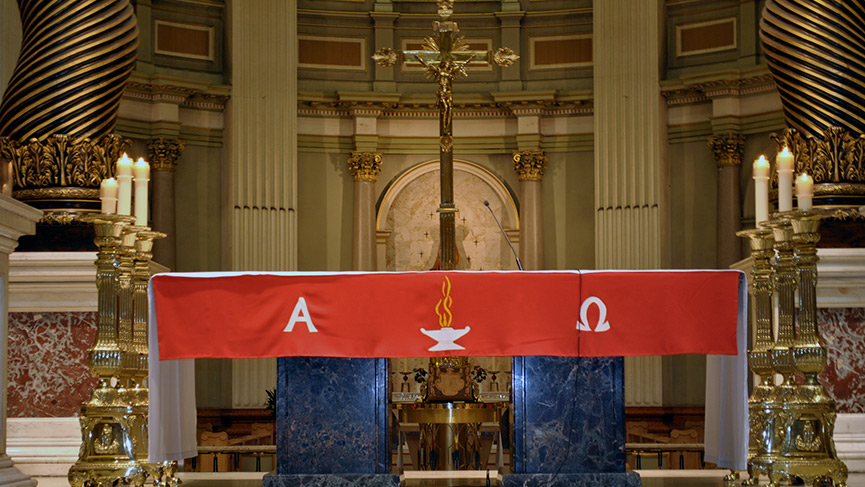 L'autel de la cathédrale Marie-Reine-du-Monde de Montréal.