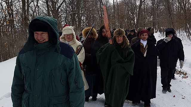 L'archevêque de Montréal, Mgr Christian Lépine, mène la centaine de pèlerins vers la croix du mont Royal