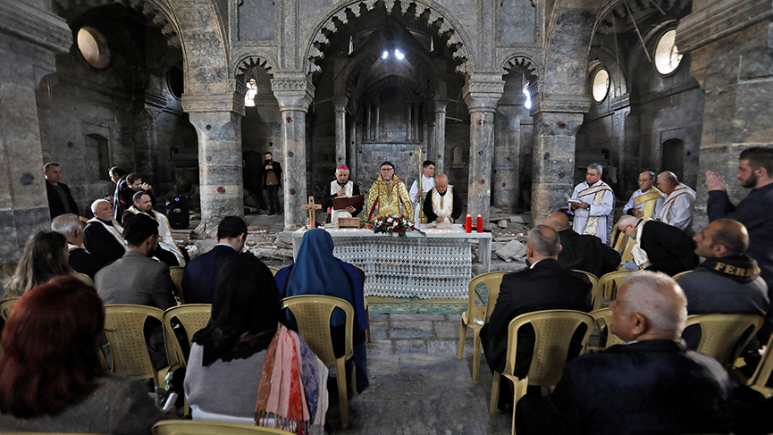 Une messe est célébrée à l'église syriaque Saint-Thomas à Mossoul, en Irak, le 28 février 2019