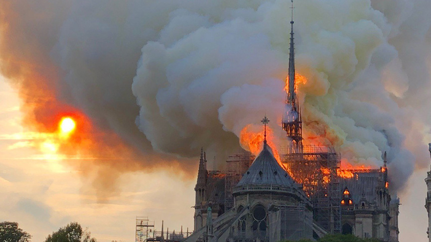 La cathédrale Notre-Dame de Paris brûle
