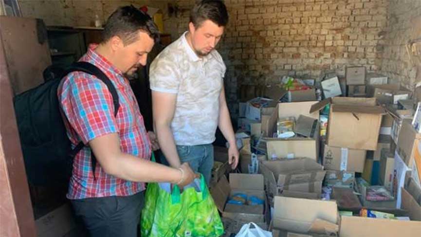 Caritas Ukraine procure en Ukraine de la nourriture aux réfugiés contraints d’abandonner leur foyer 