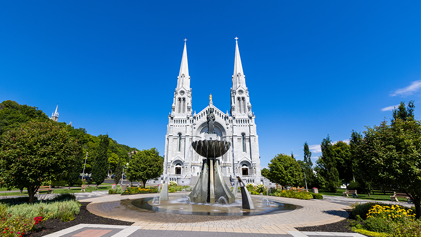 Bisilique-Sainte-Anne-de-Beaupre-Basilica-summer-outdoor