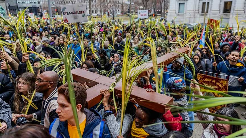 Jeunes leaders pour une marche locale du Dimanche des Rameaux rassemblant des milliers