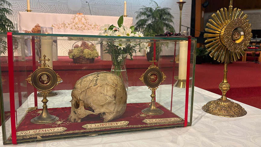 Les reliques de Sainte Kateri Tekakwitha et de Saint Jean de Brébeuf à l’église Saint-Thomas à Becket