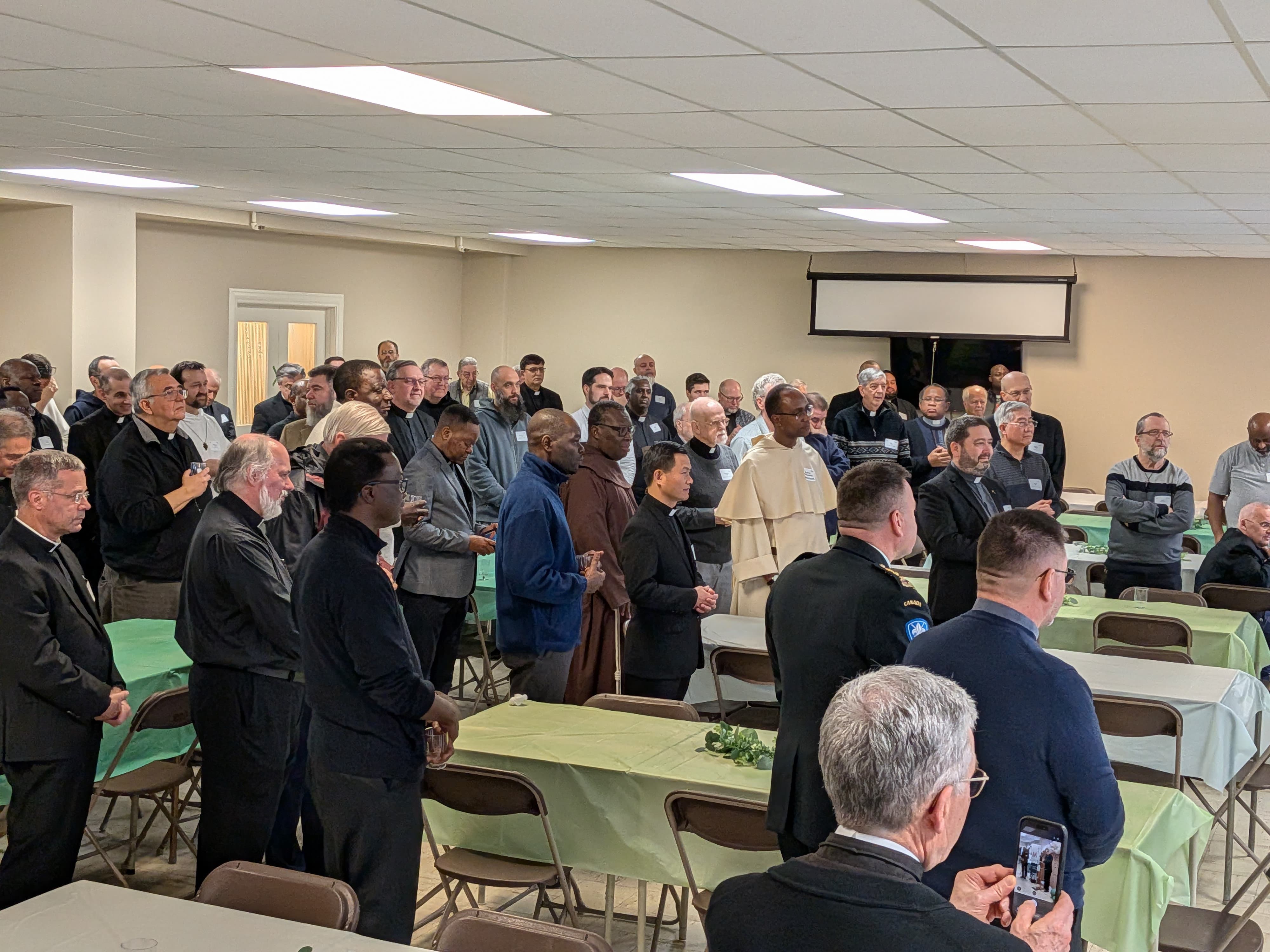 Un moment de fraternité avant la messe chrismale