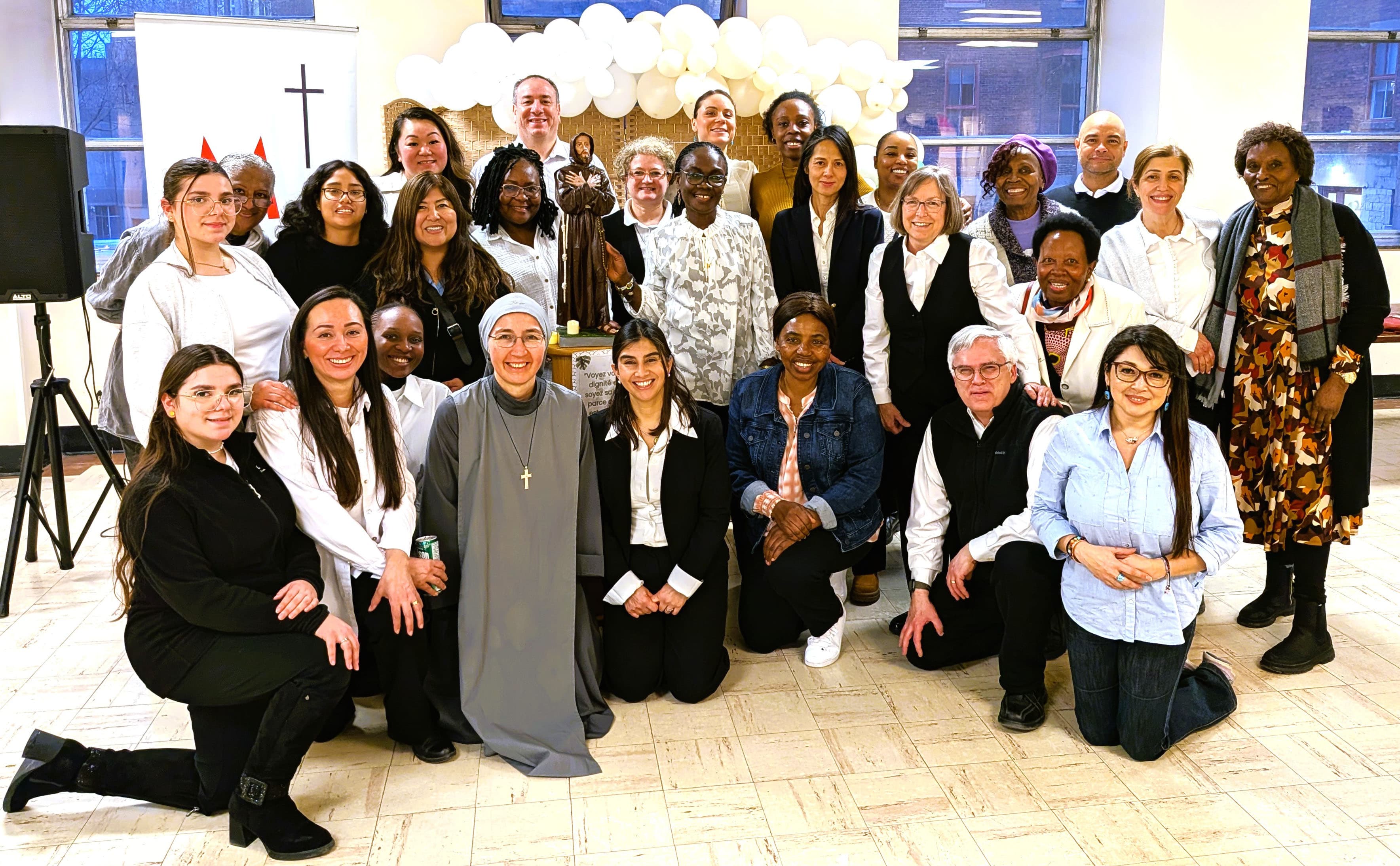 Un moment de fraternité avant la messe chrismale
