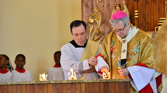 Mgr Lépine illumine l'autel lors de la consécration de l'église Saint-Nazaire