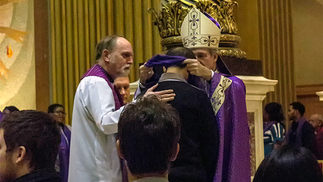 Mgr Lépine qui accueille un catéchumène lors de l'Appel décisif en 2016