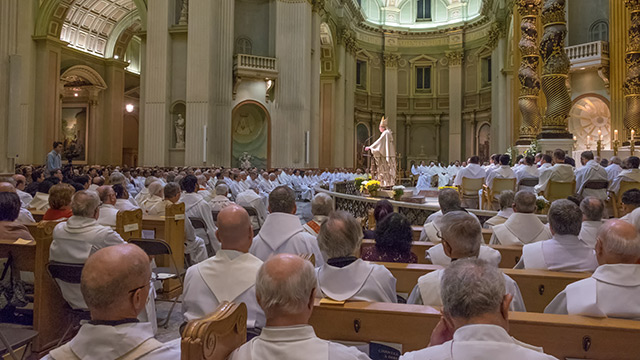Mgr Christian Lépine entouré des prêtres du diocèse lors de la célébration de la messe chrismale.