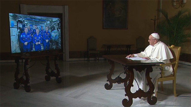 Le pape François s'adressant aux astronautes en direct du Vatican