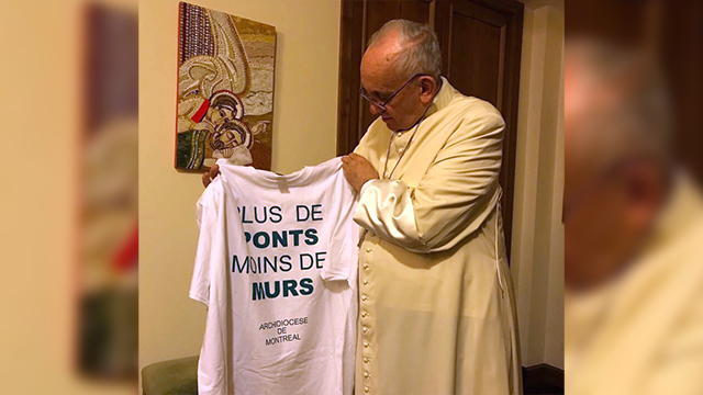 Le pape François reçoit un chandail produit par le centre d'accueil pour demandeurs d'asile Le Pont