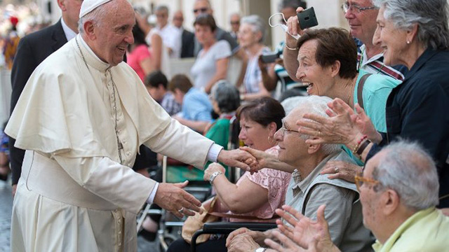 Le Pape François place Saint-Pierre avec des fidèles handicapés, le 22 février 2018.