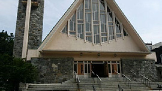 Façade de l'église Ste-Jeanne-D'Arc