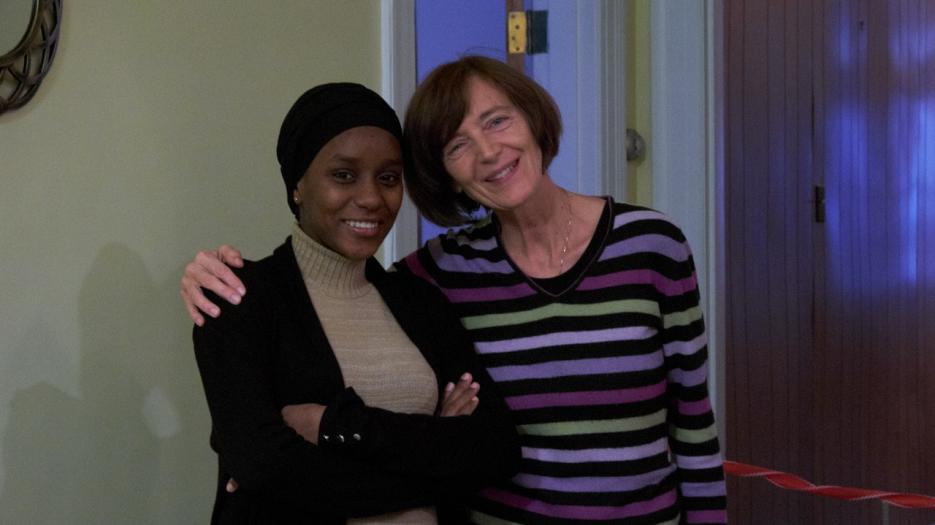 À gauche, Aminata, résidente, accompagnée d'une bénévole. (Photo : Richard Maltais)