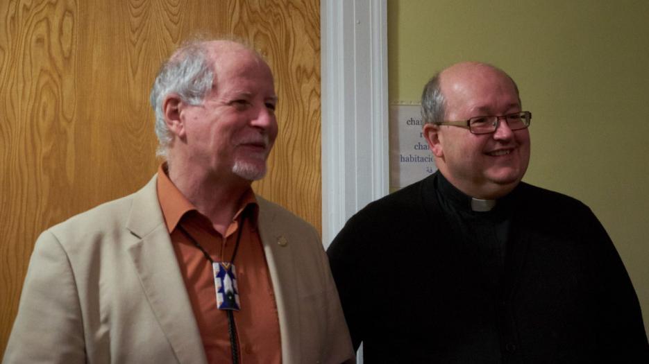 À gauche, Brian McDonough, directeur de l'Office de la pastorale sociale au diocèse avec l'abbé Raymond Lafontaine, vicaire épiscopal aux communautés anglophones du diocèse. (Photo : Richard Maltais)
