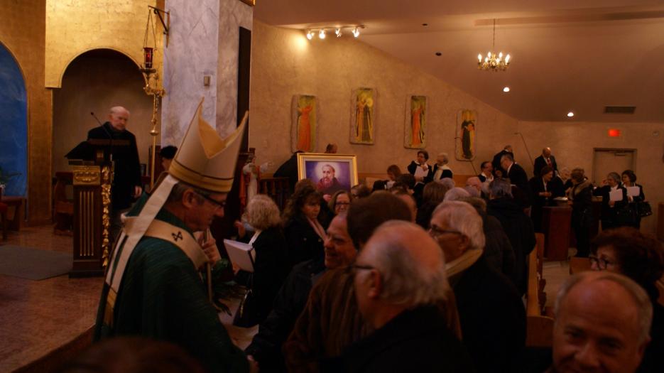 A crowd after the Mass! (Photo : Brigitte Bédard)