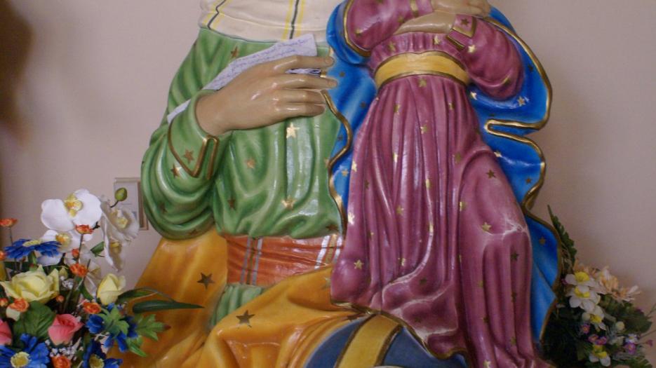 Quelques photos ici, prise à « La Chapelle des Saints » qui se trouve à l’intérieure de l’église du Mont-Carmel ; un petit trésor inconnu qu’il vaut la peine de découvrir. Toutes les statues, les reliques et les cadres sont des dons venant de toutes les régions de l’Italie. Reconnaissez-vous quelques saints? (Photo : Brigitte Bédard)