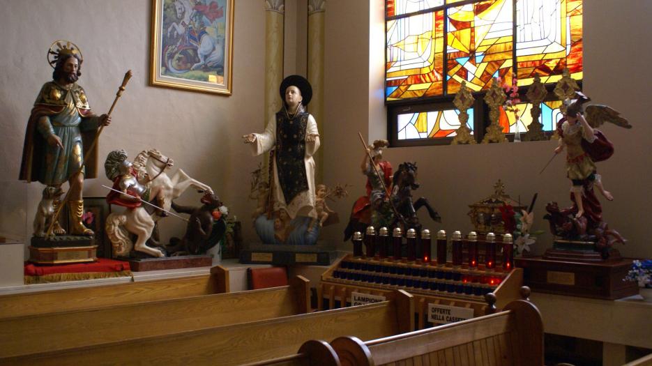 Pictures taken at “La Chappelle des Saints” which is located inside the Mont-Carmel church; a golden nugget worth seeing. All the statues, replicas and frames are donations from Italy. Do you recognize a few saints? (Photo: Brigitte Bédard)