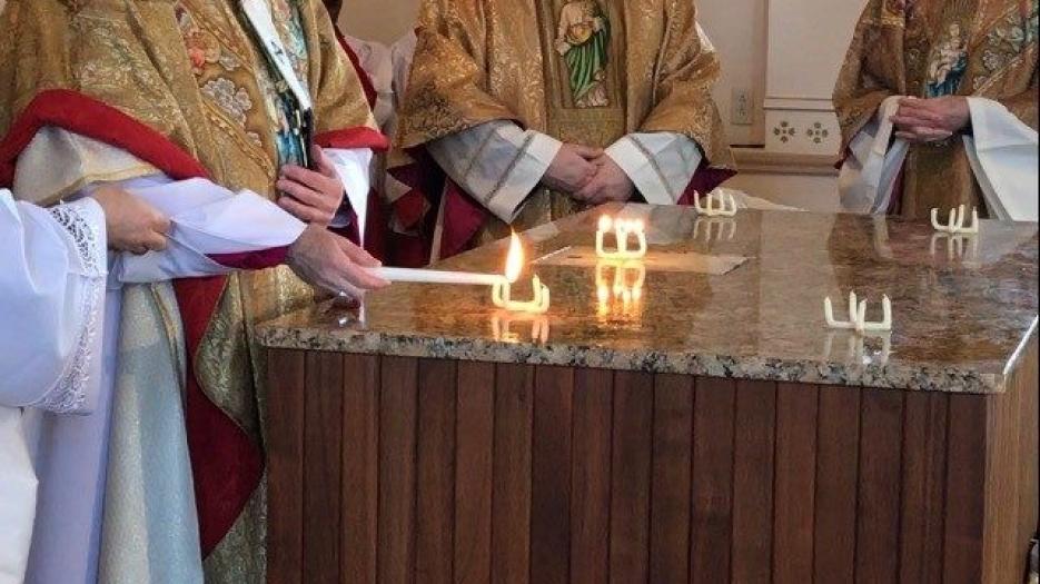 Lighting of the altar (corresponding of the baptism). (Photo: Dominic Richer, priest) 