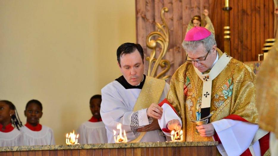 Lighting of the altar (corresponding of the baptism). (Photo: Dominic Richer, priest) 