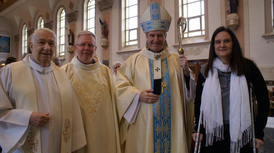 Msgr. Christian Lépine, Archbishop of Montreal, with the event planner Mrs. Chantal Latendresse, (she didn’t felt short planning despise her crutches), secretary and manager of the parish. Left: M. Jean-Guy Gauthier, retired priest, but as he mention mostly parishioner. (Photo: Brigitte Bédard)