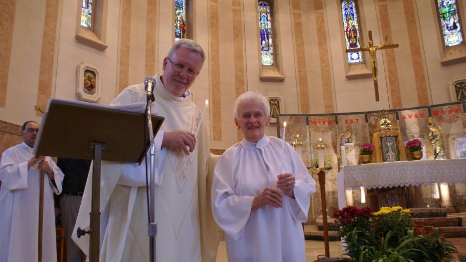 L’abbé Yvon Barraud, vicaire, en compagnie de Mme Jacqueline Leroux-Loubier, âgée, comme la paroisse, de … 90 ans ! (Photo : Brigitte Bédard)