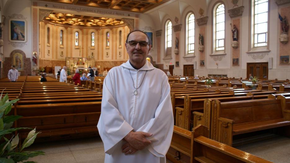 M. Roger Breault, parishioner, church warden, pastoral animator for young people and the sick. “Here, it’s my family!” He proudly says, after admitting he didn’t have a family. (Photo: Brigitte Bédard)
