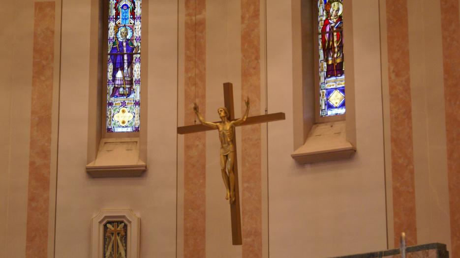Jesus resurrected above the altar. (Photo: Brigitte Bédard)