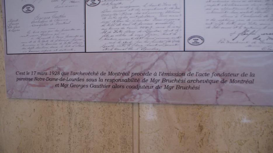 Quelques photos anciennes placardées sur les murs de l’église dans le cadre d'une exposition. (Photo : Brigitte Bédard)