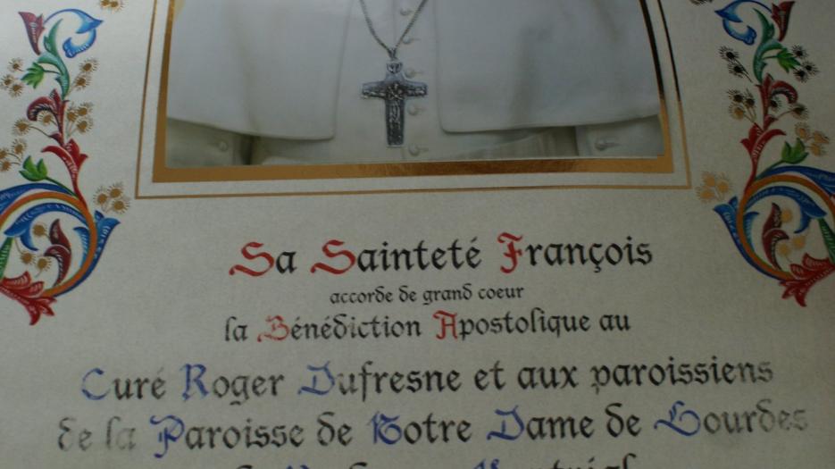 Une belle bénédiction apostolique du Pape François au curé Roger Dufresne et ses paroissiens. (Photo : Brigitte Bédard)
