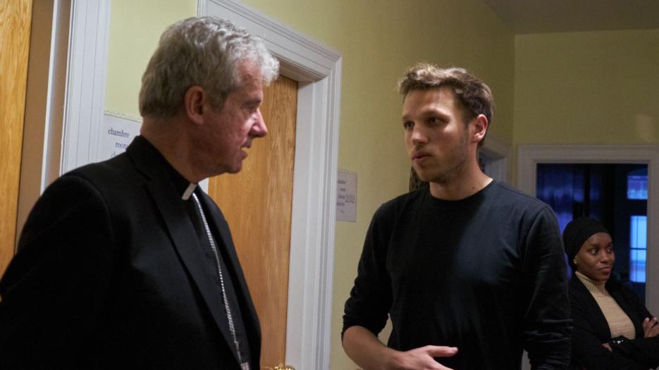Arthur, a contact person for the residents and the person in charge, having a conversation with Archbishop Christian Lépine. (Photo: Richard Maltais)