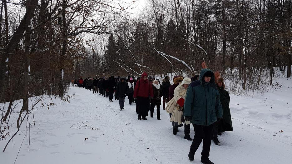 Braving the cold, Archbishop Lépine is leading the walk towards the Mount Royal’s cross! (Photo: Jean-Nicolas Desjeunes)
