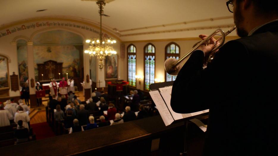 La musique occupe une place de choix dans la liturgie. Ici, trompettiste et organiste. (Photo : Brigitte Bédard)