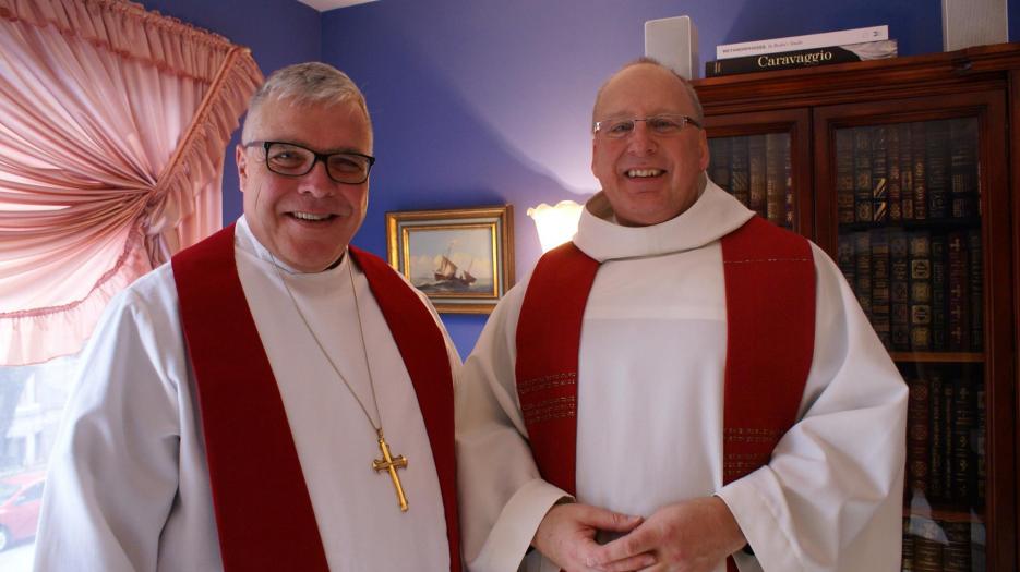 Pastor Eric Dick welcomes Michael Pryse, Bishop of the Eastern Synod. (Photo: Brigitte Bédard)