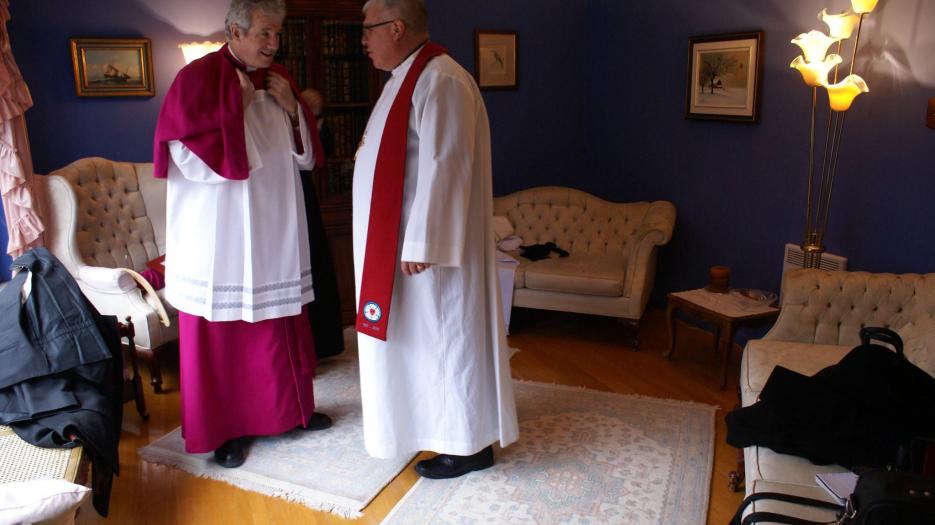 Moments fraternels entre deux évêques avant la cérémonie! (Photo : Brigitte Bédard)