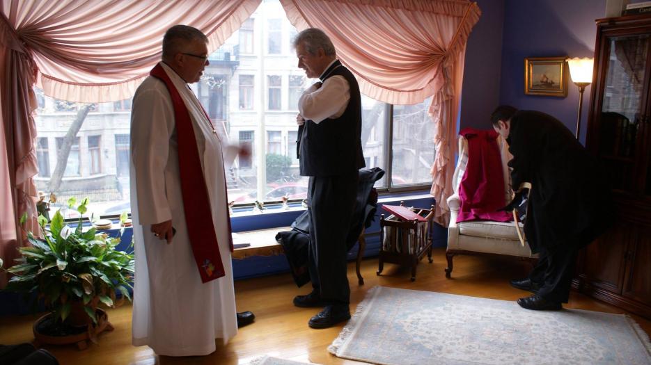 Fraternal moments between two Bishops before the ceremony. (Photo: Brigitte Bédard)
