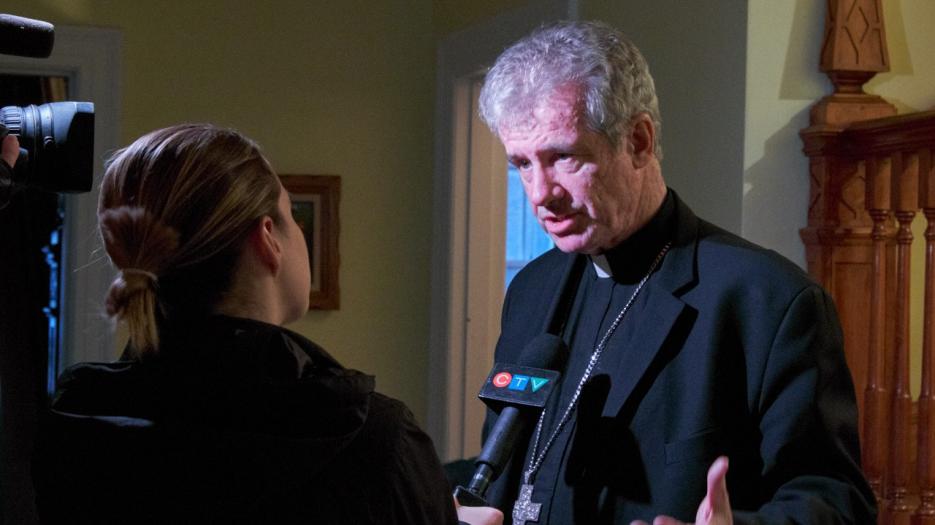 Plusieurs médias étaient présents. Ici, Mgr Lépine répond aux questions d'une journaliste de CTV Montreal. (Photo : Richard Maltais)