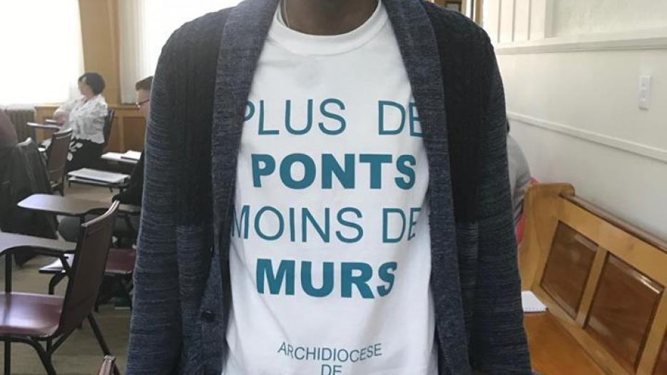 Ce chandail va très bien à notre jeune séminariste Yannick Diallo!  (Photo : Alesandra Santopadre)