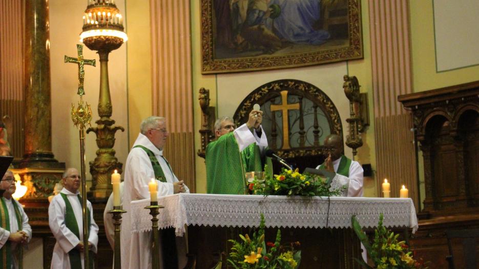 Consecration. (Photo: Isabelle de Chateauvieux) © Catholic Archdiocese of Montreal 