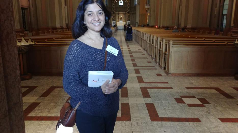 Wendy, géographe de formation, actuellement employée "au 2000" à temps partiel, se tenait à la porte de la basilique-cathédrale pour accueillir les invités.