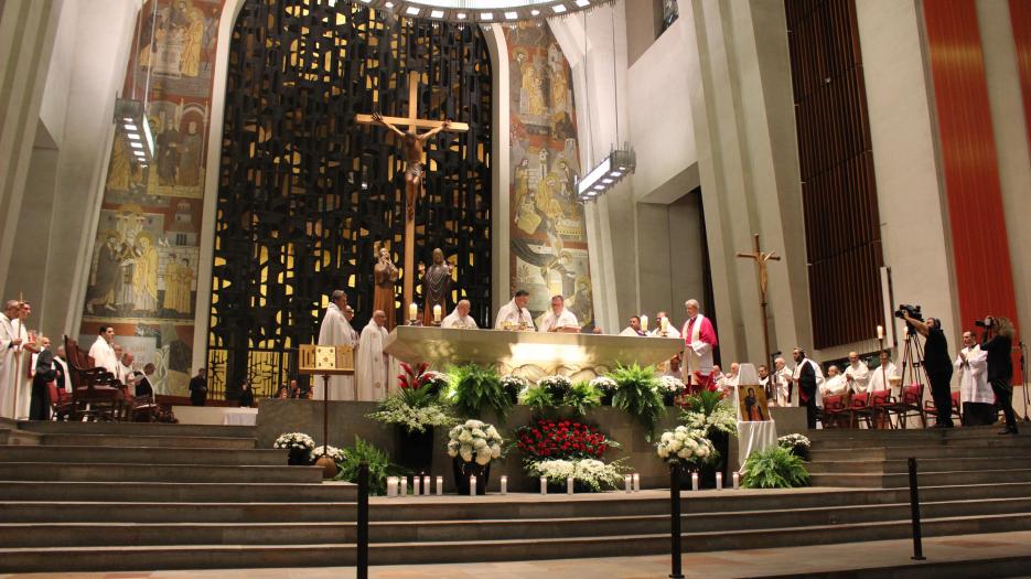Les évêques de toutes les Églises autour de l’autel durant la prière eucharistique (Photo : Isabelle de Chateauvieux) - © Église catholique à Montréal