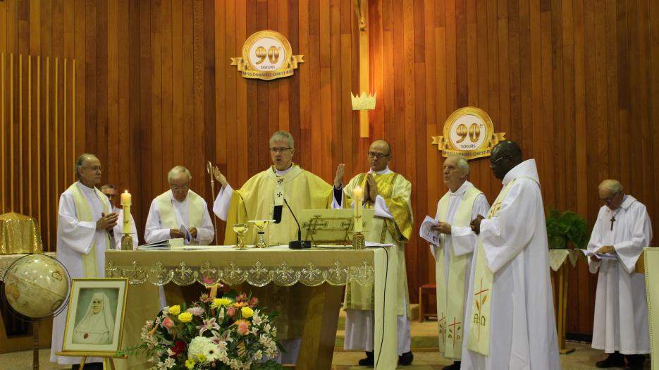 Eucharistic prayer: Msgr. Lépine surrounded by Fr. Guy Lamoureux ad Fr. Richard Brodeur from the Mission Etrangères, Fr. Charles Depocas, pastor of Saint Maxime, Fr. François Kibwenge and Fr. Donat Mbulumba from Ontario, and Alain Normand, deacon.