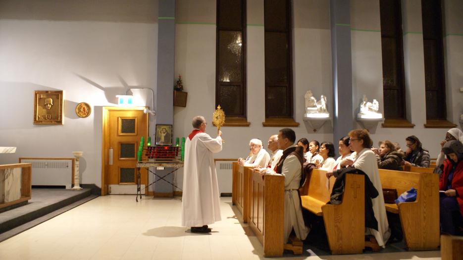 Adoration eucharistique avec le père Raymond Pearson i.v.d.