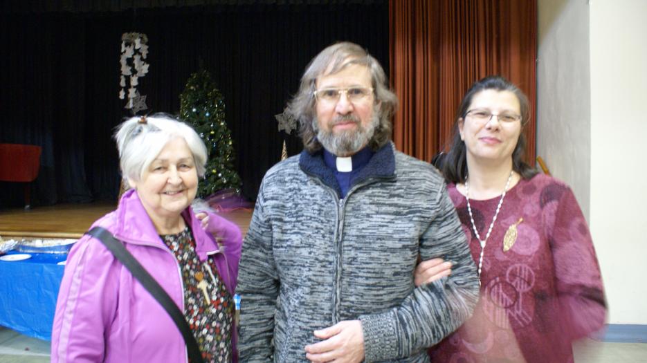 L’abbé Robert Paradis, en compagnie, à gauche, d’une Marguerite, et à droite, de Mme Carole Arsenault, fondatrice et coordonnatrice du groupe de prière Marie Rose Mystique et Mère de l’Église.