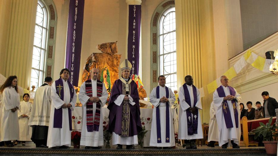 De gauche à droite : Le père Diaz, Mgr Blanchard, Mgr Lépine, le père Hernandez, le père Moni et le père Lemieux. (Photo : Isabelle de Chateauvieux)