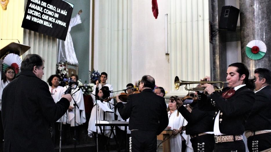 Mrs. Carolina Rivera-Baraona and Brandon Caceres accompanied by the Mariachi band at communion. (Photo: Isabelle de Chateauvieux)
